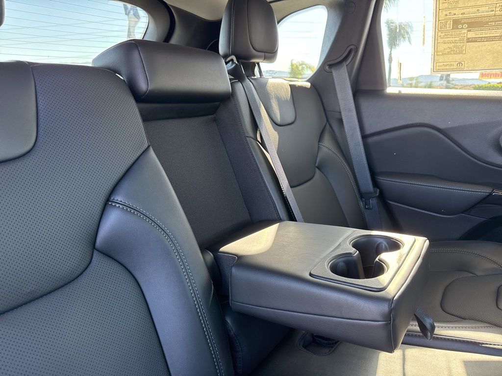 New 2023 Bright White Clear-Coat Exterior Paint Jeep Altitude Lux image 22