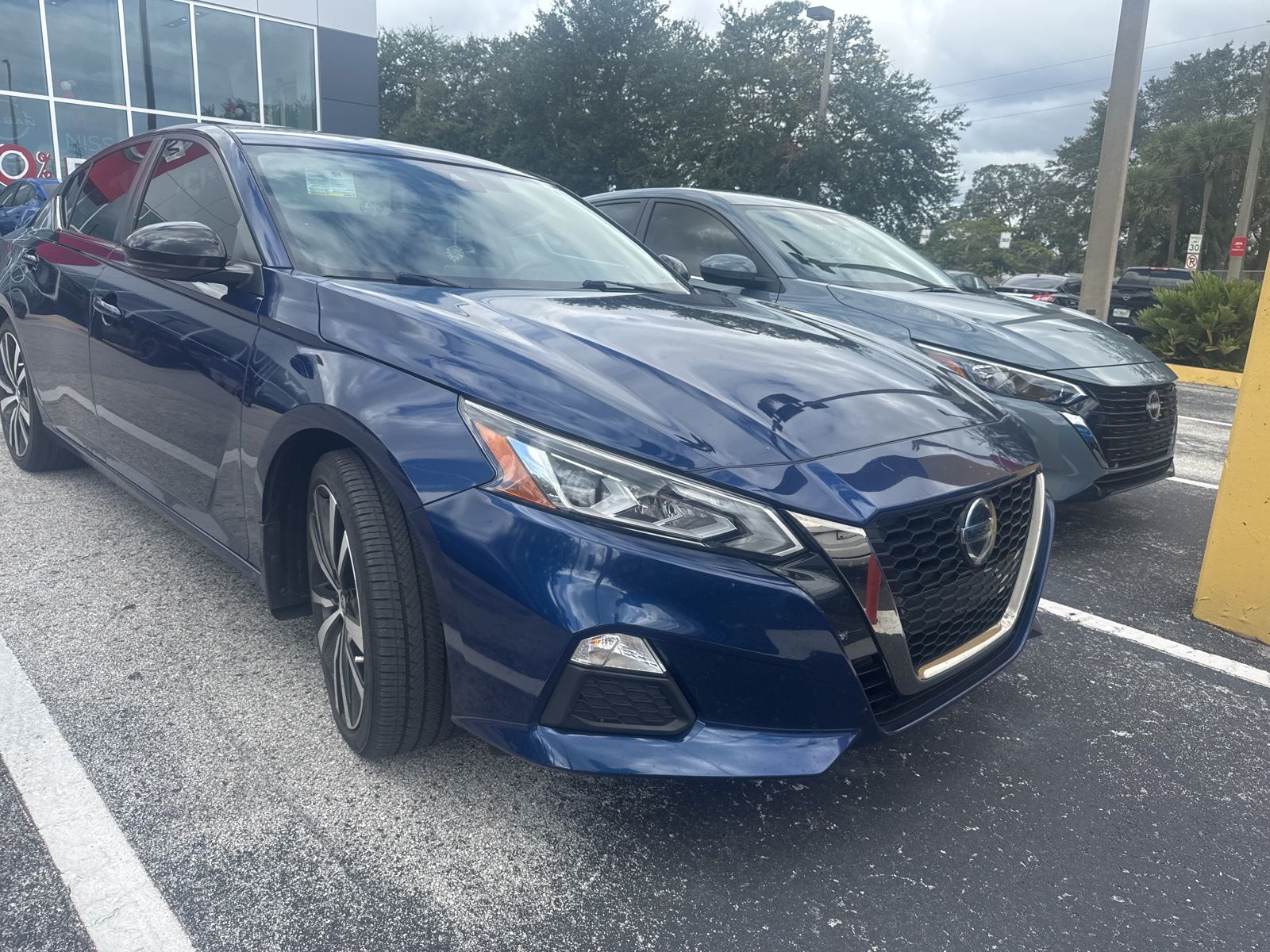 2022 Nissan Altima SR photo 2