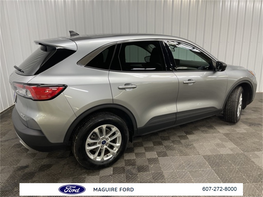 2022 Ford Escape SE photo 2