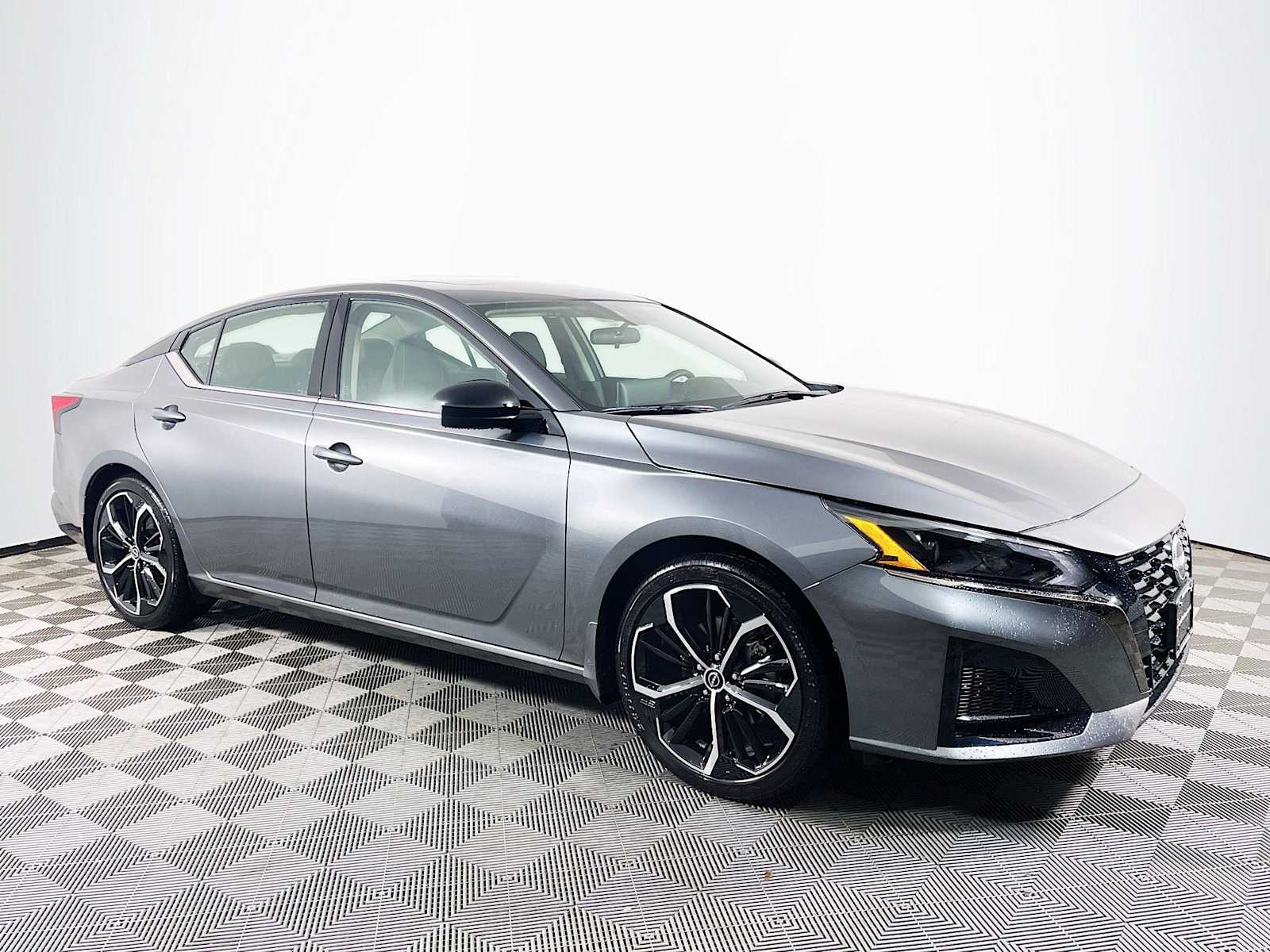 2023 Nissan Altima 2.5 SR photo 3