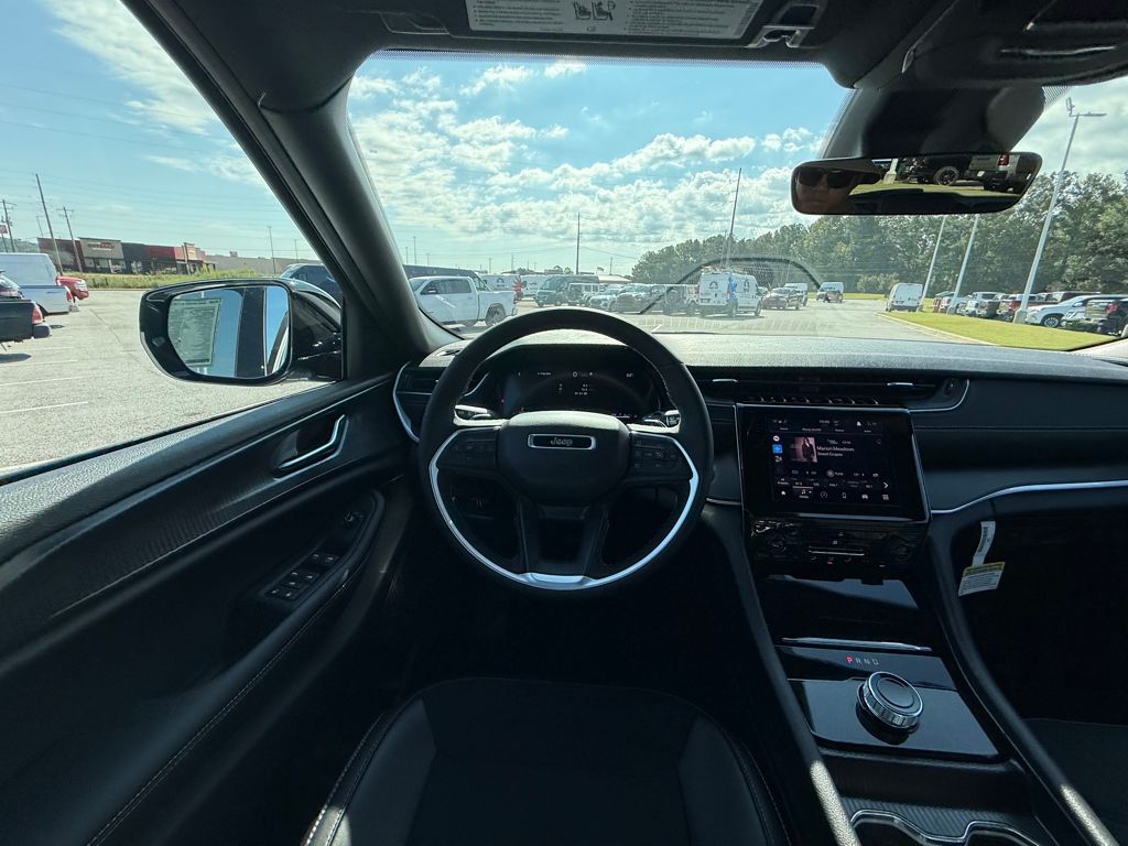2025 Jeep Grand Cherokee Altitude photo 12