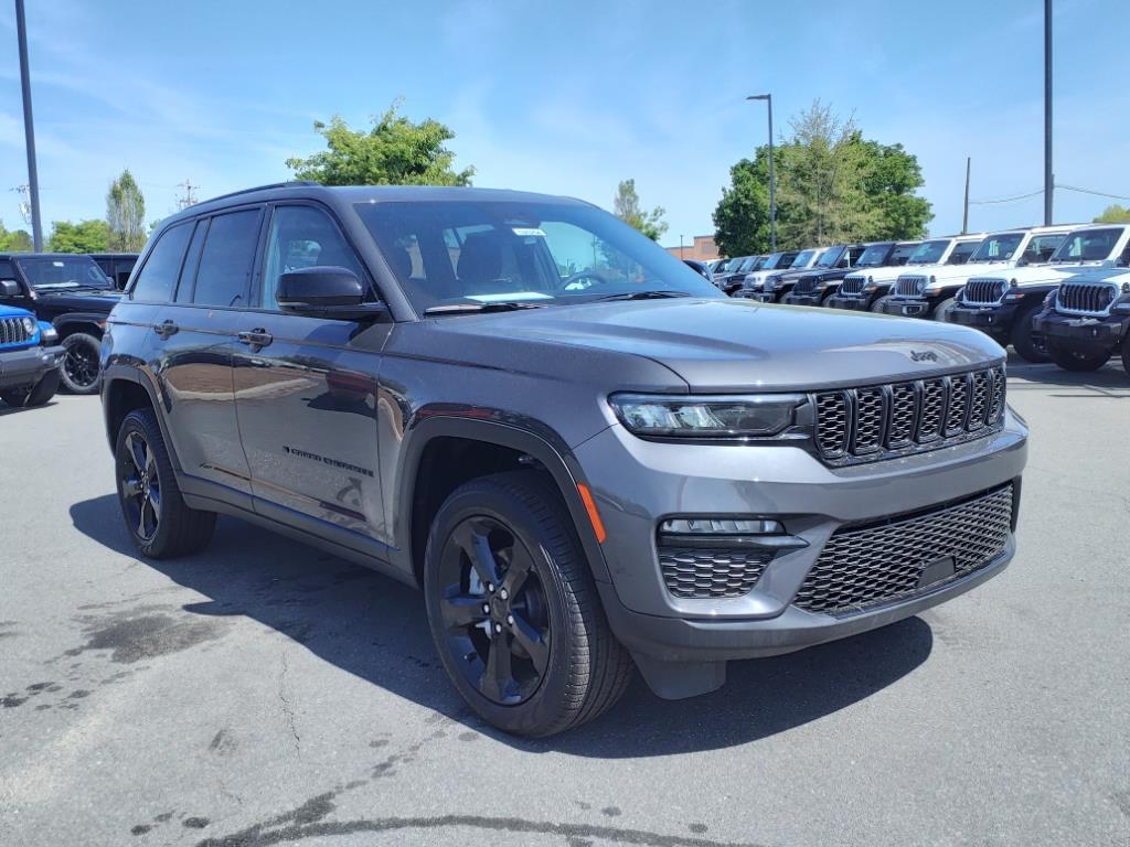2025 Jeep Grand Cherokee Limited photo 3