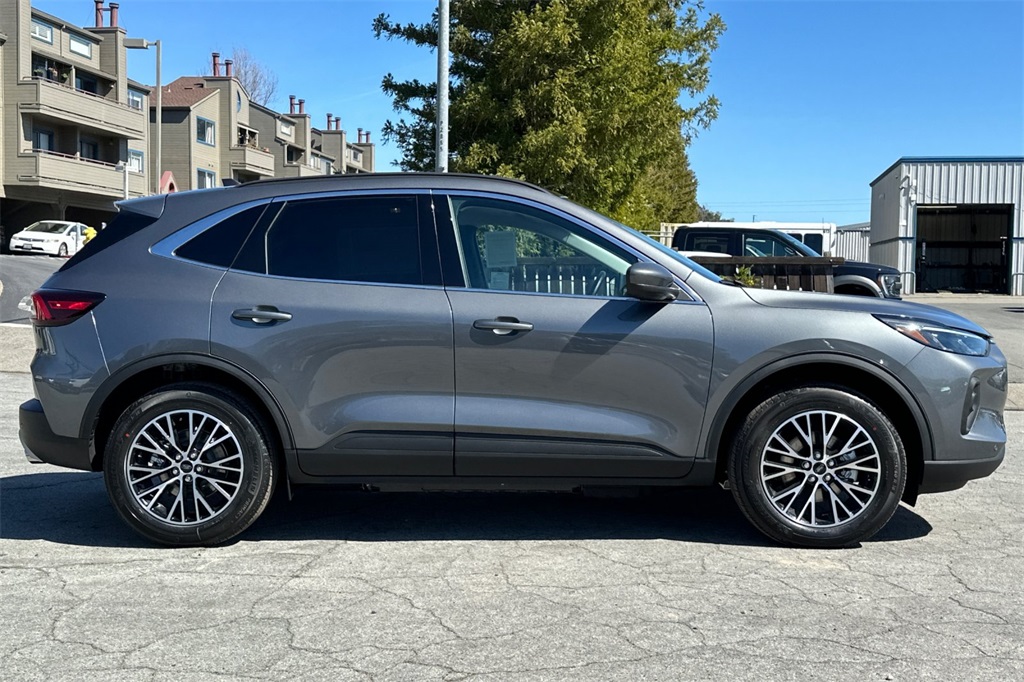 2025 Ford Escape Plug-In Hybrid photo 2