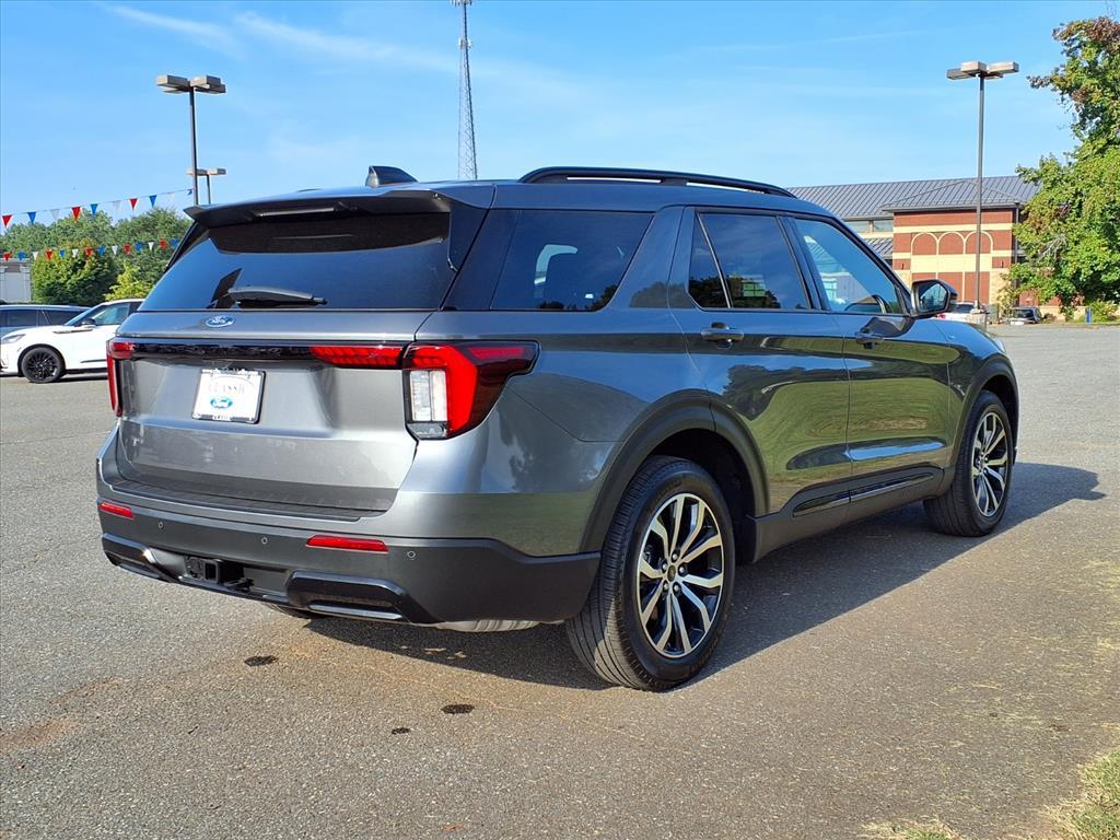 2025 Ford Explorer ST-Line photo 18