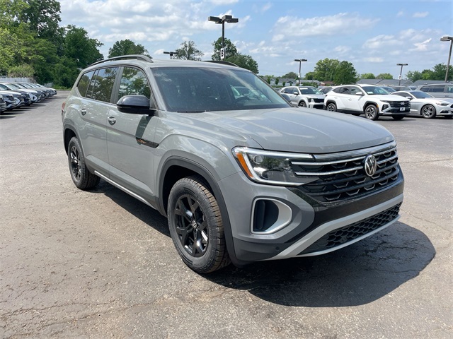 2025 Volkswagen Atlas Peak Edition SE Technology photo 25