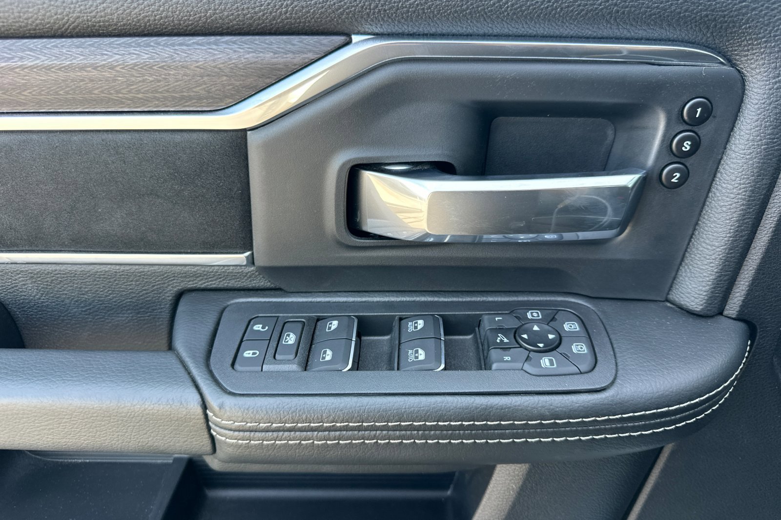 2025 Ram 2500 Laramie photo 8