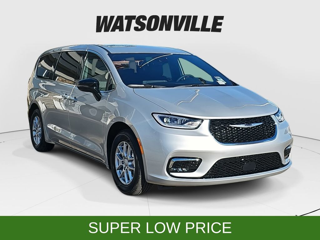 2026 Chrysler Pacifica Select's photo