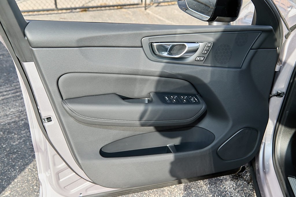 2026 VOLVO XC60 - Image 9