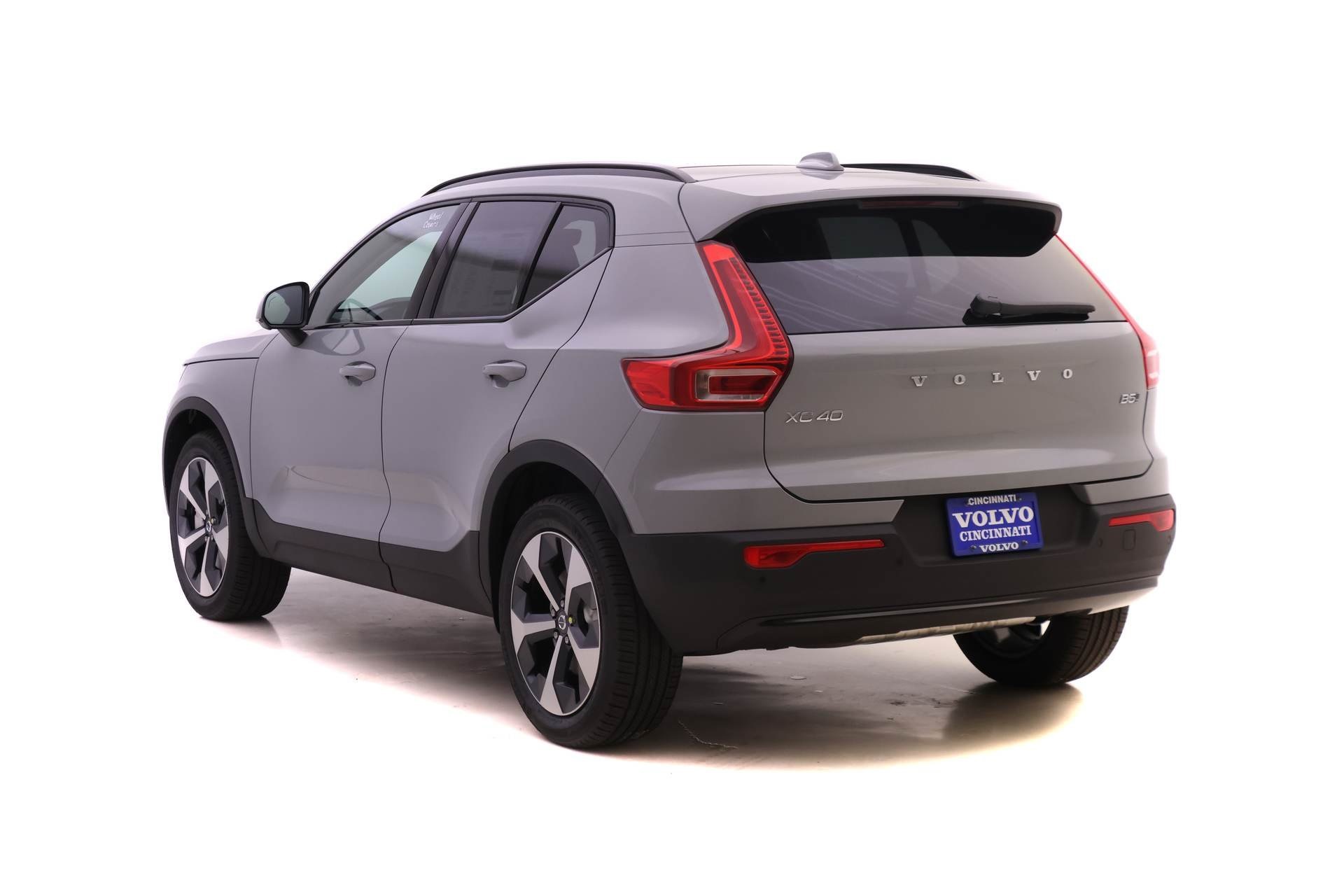 2026 Volvo XC40 Plus photo 5