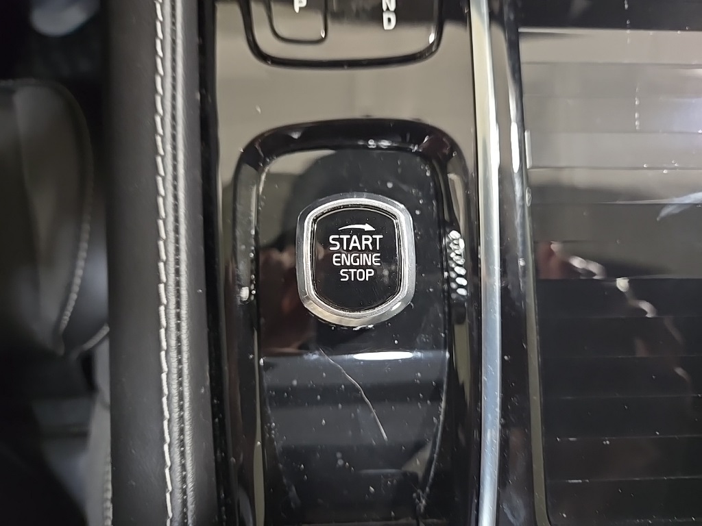 2022 Volvo S60 Recharge T8 Black Edition R-Design photo 14