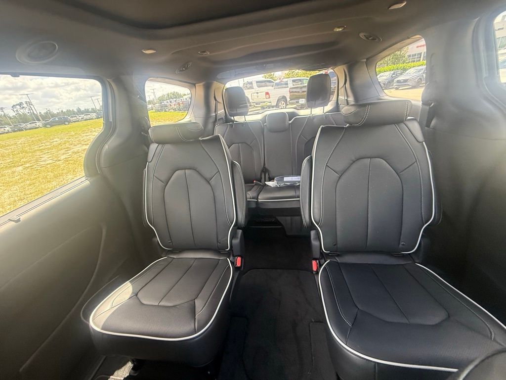 2026 Chrysler Pacifica Limited photo 21
