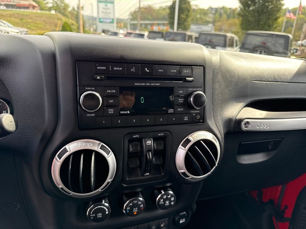 2015 Jeep Wrangler Unlimited Sahara photo 17