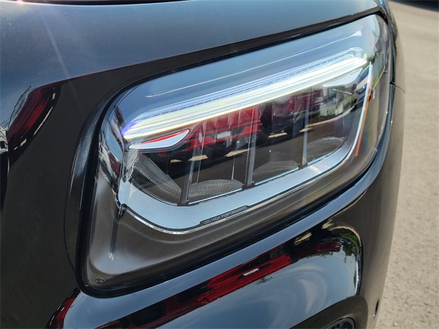 2025 Mercedes Benz GLB 250 4MATIC photo 9