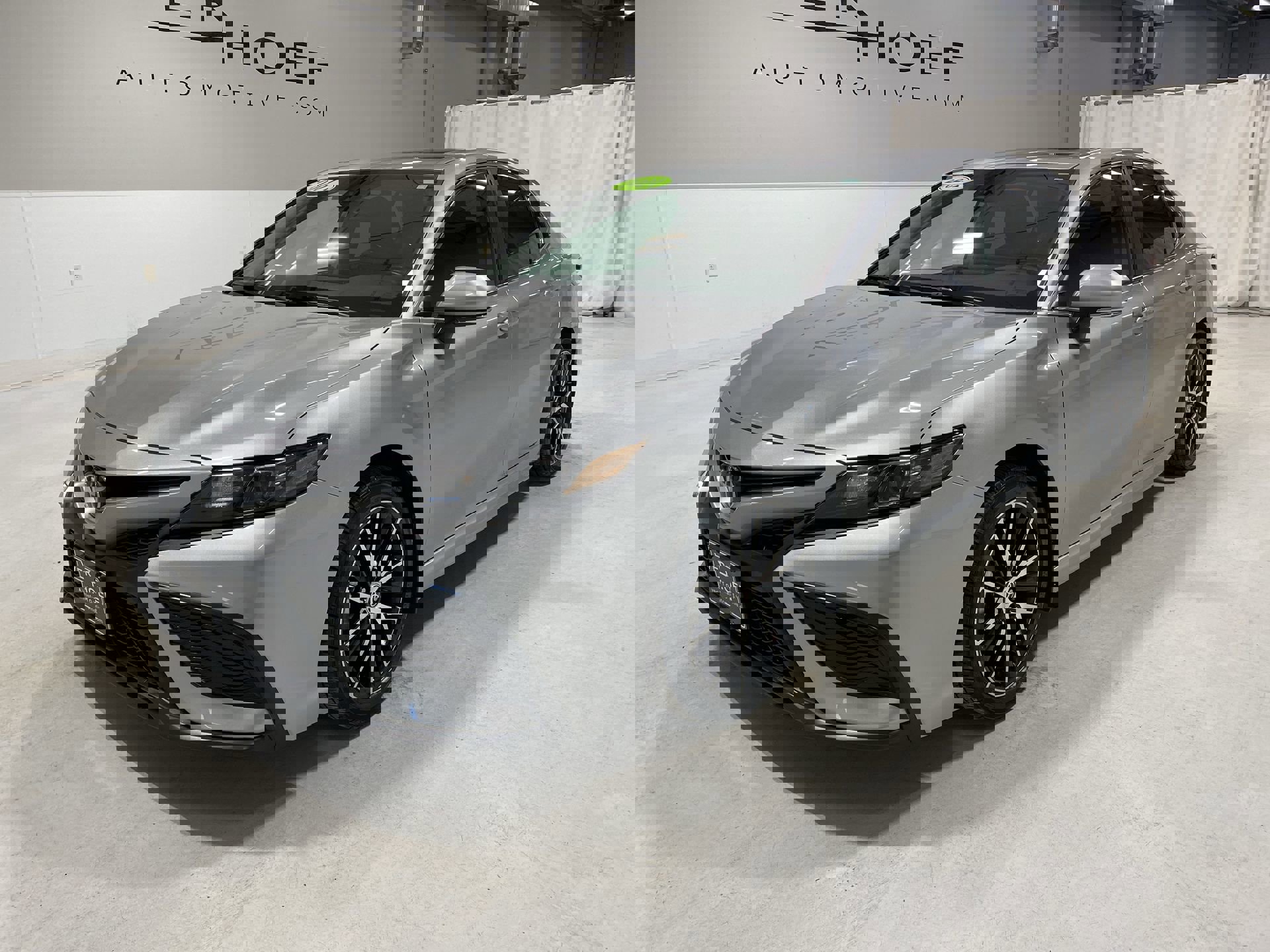 2021 Toyota Camry SE's photo