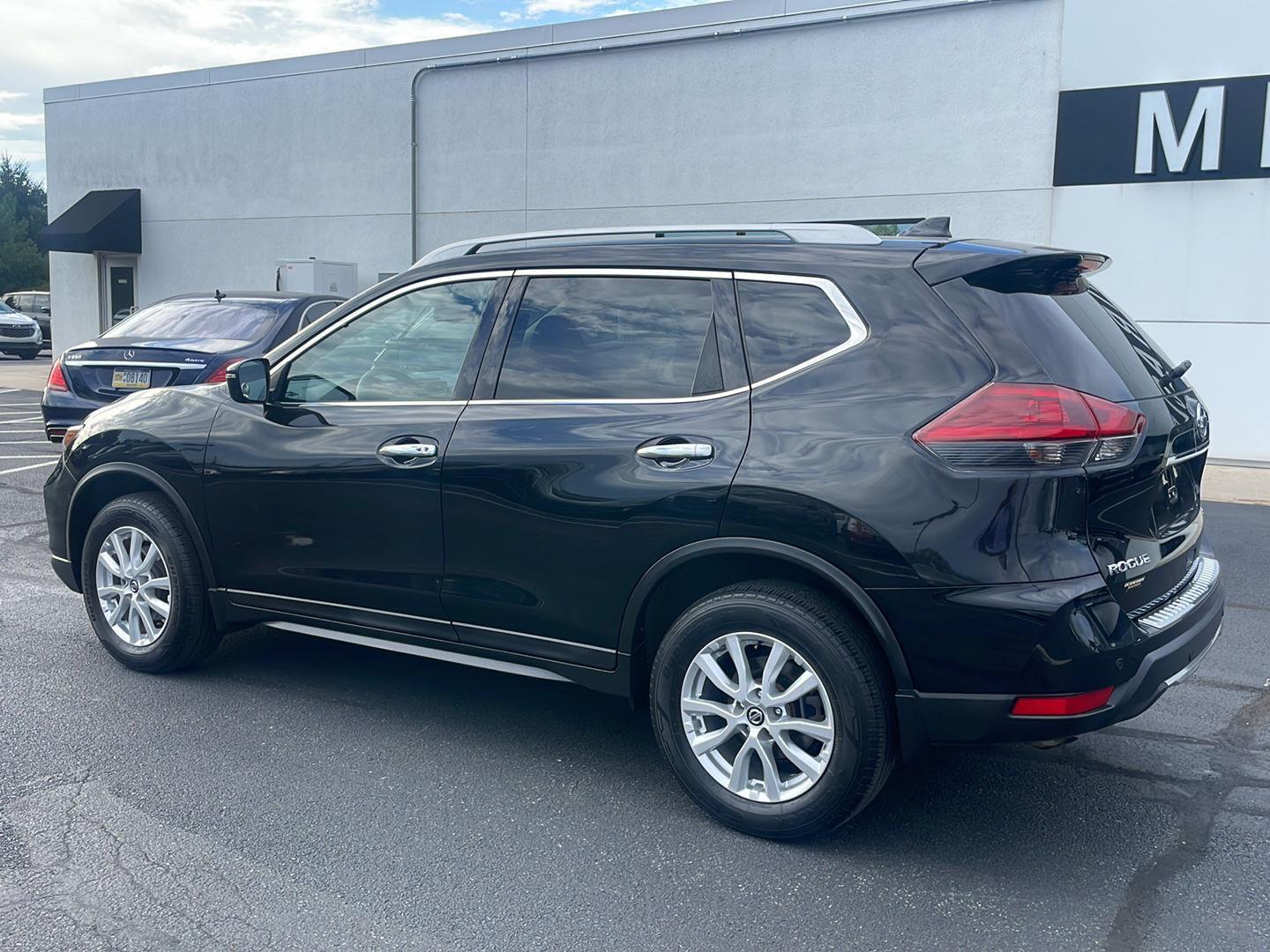 2019 Nissan Rogue SV photo 3