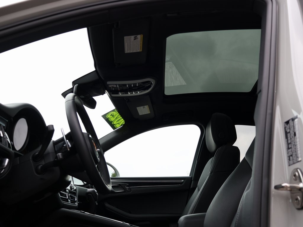 2025 Porsche Macan T photo 32