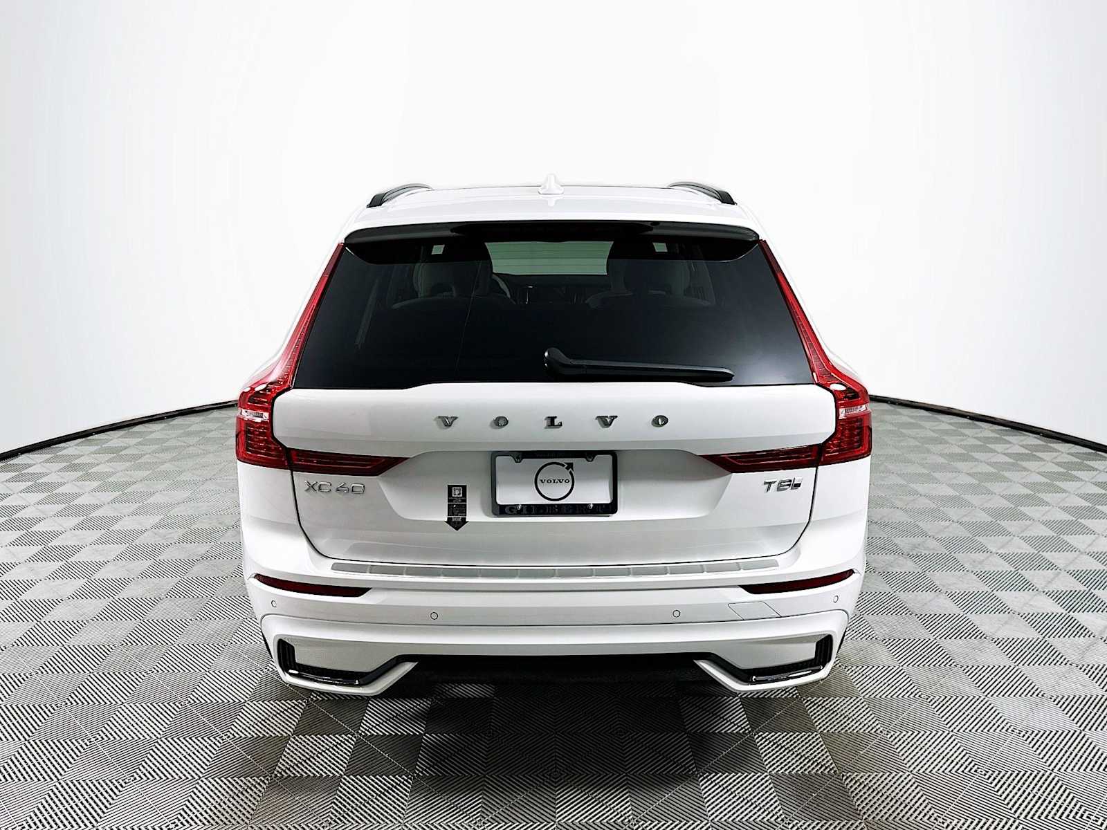 2025 Volvo XC60 T8 Plus photo 5