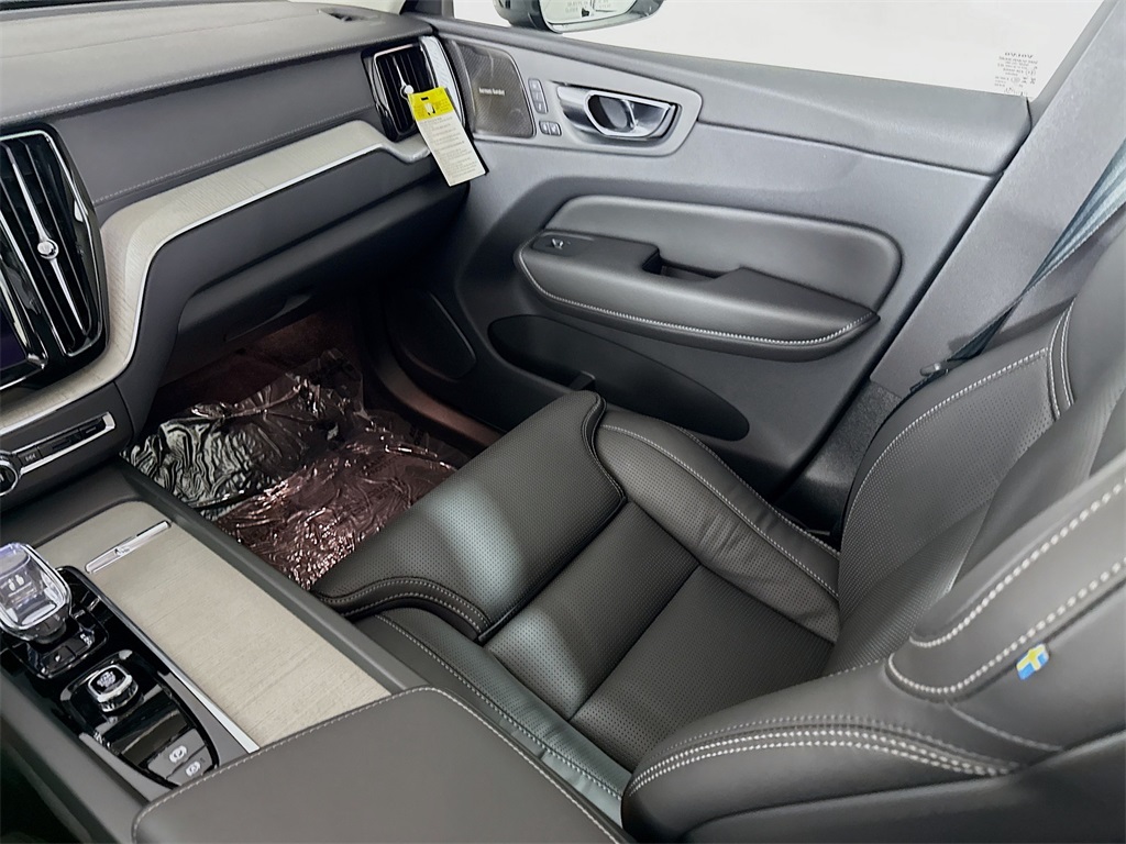 2025 Volvo XC60 Hybrid T8 photo 24