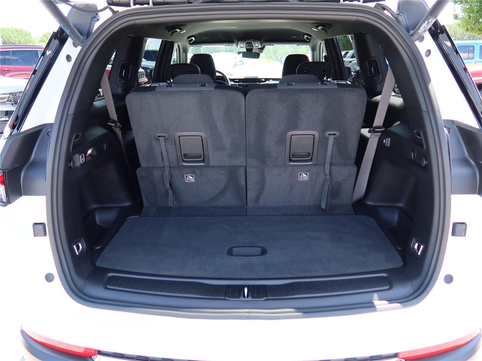 2025 Jeep Grand Cherokee Laredo photo 3