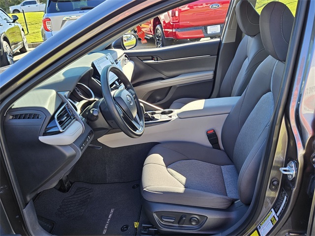 2023 Toyota Camry Hybrid LE photo 3