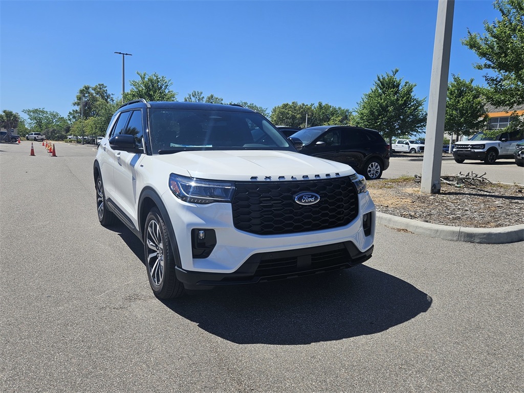 2025 Ford Explorer ST-Line photo 2