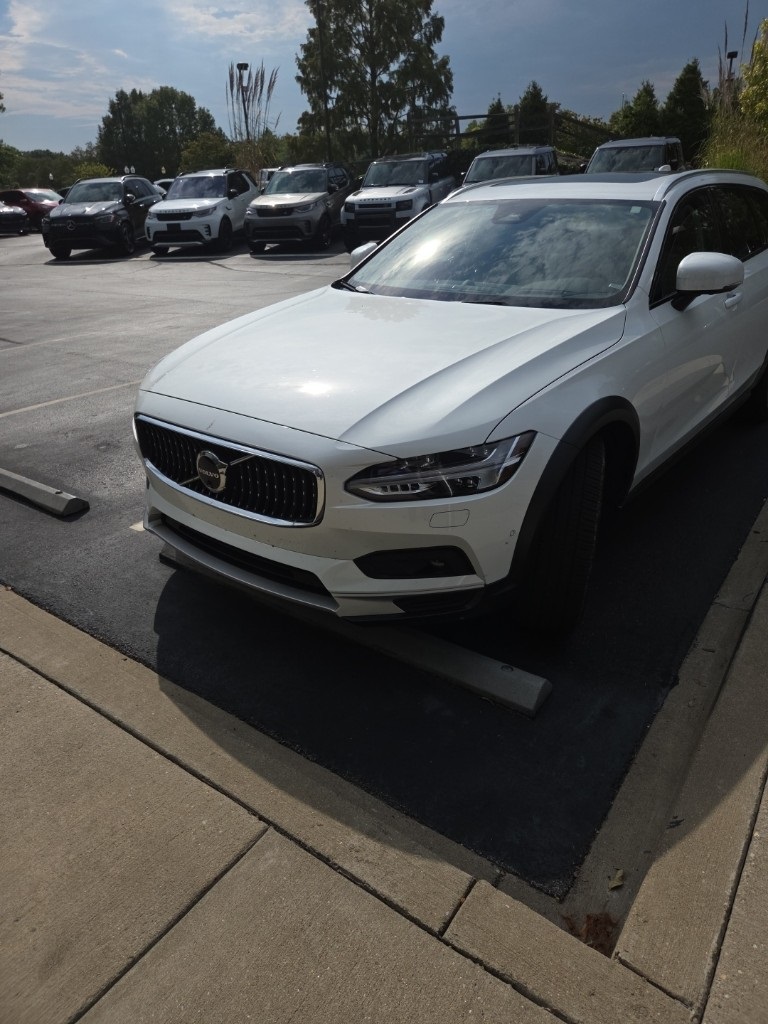 2024 Volvo V90 Cross Country B6 AWD photo 3