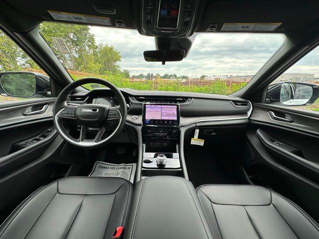 2025 Jeep Grand Cherokee Limited photo 2
