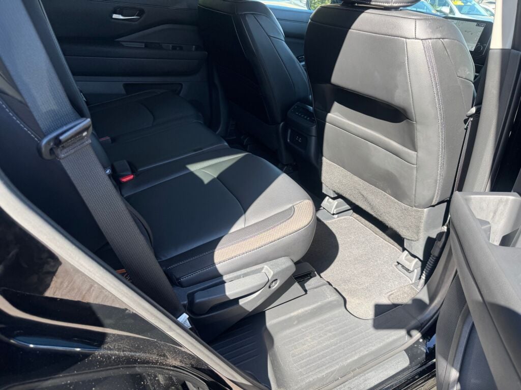 2024 Nissan Pathfinder SL photo 18
