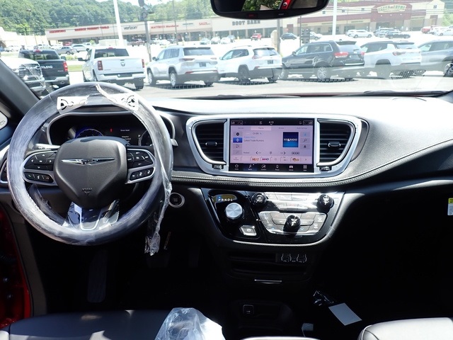 2025 Chrysler Pacifica photo 13
