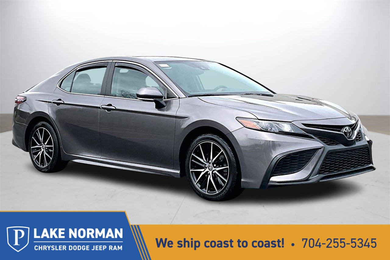 2022 Toyota Camry SE's photo