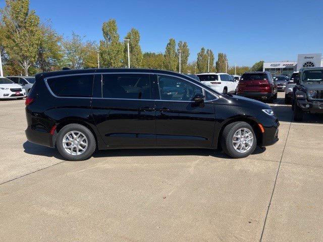 2026 Chrysler Pacifica photo 4