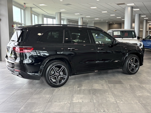 2025 Mercedes Benz GLS 450 4MATIC photo 2