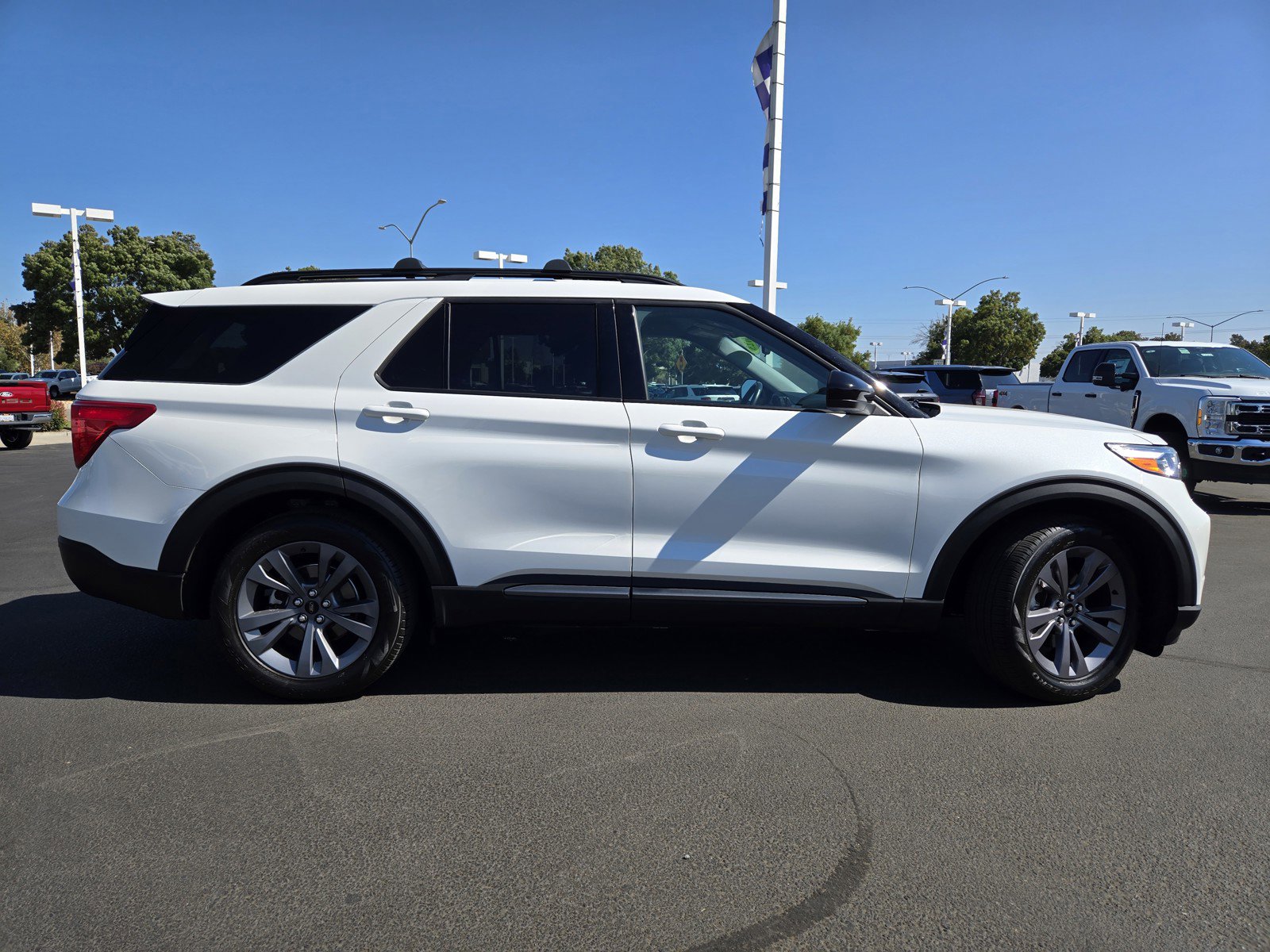 2023 Ford Explorer XLT photo 3