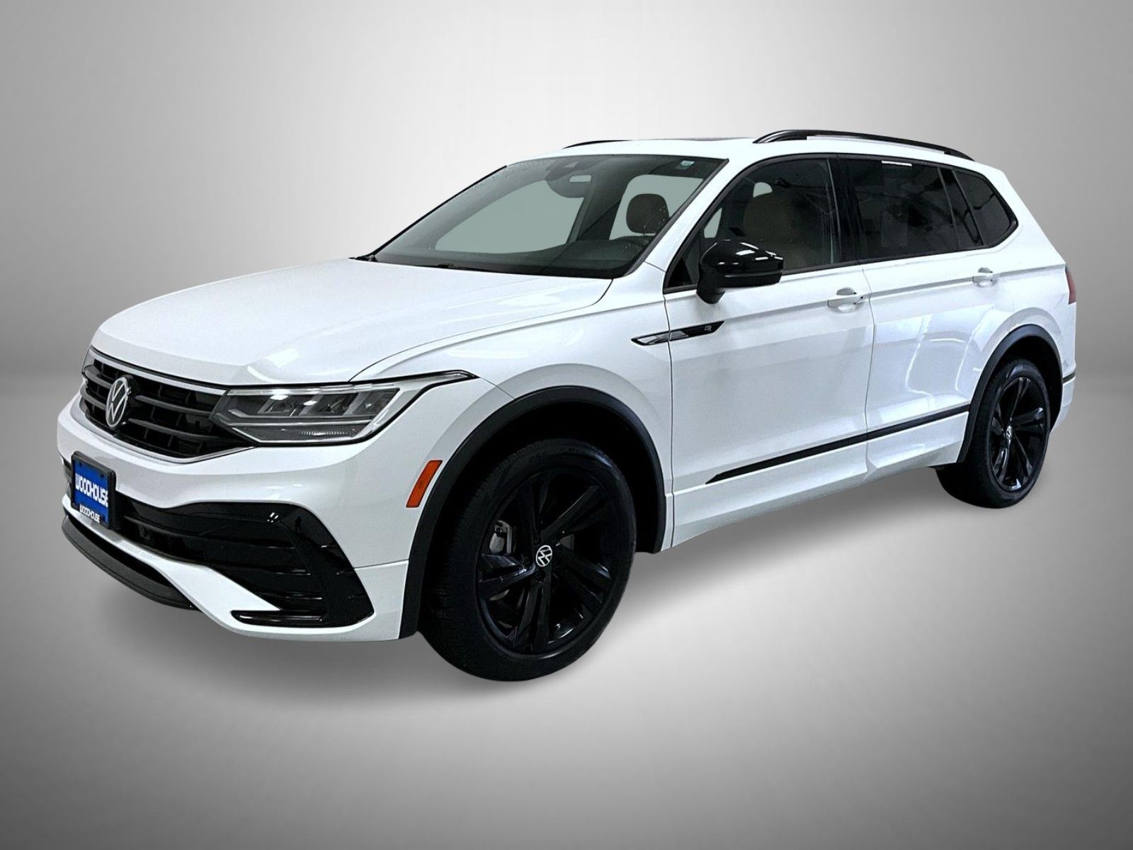 2023 Volkswagen Tiguan SE R-LINE BLACK's photo