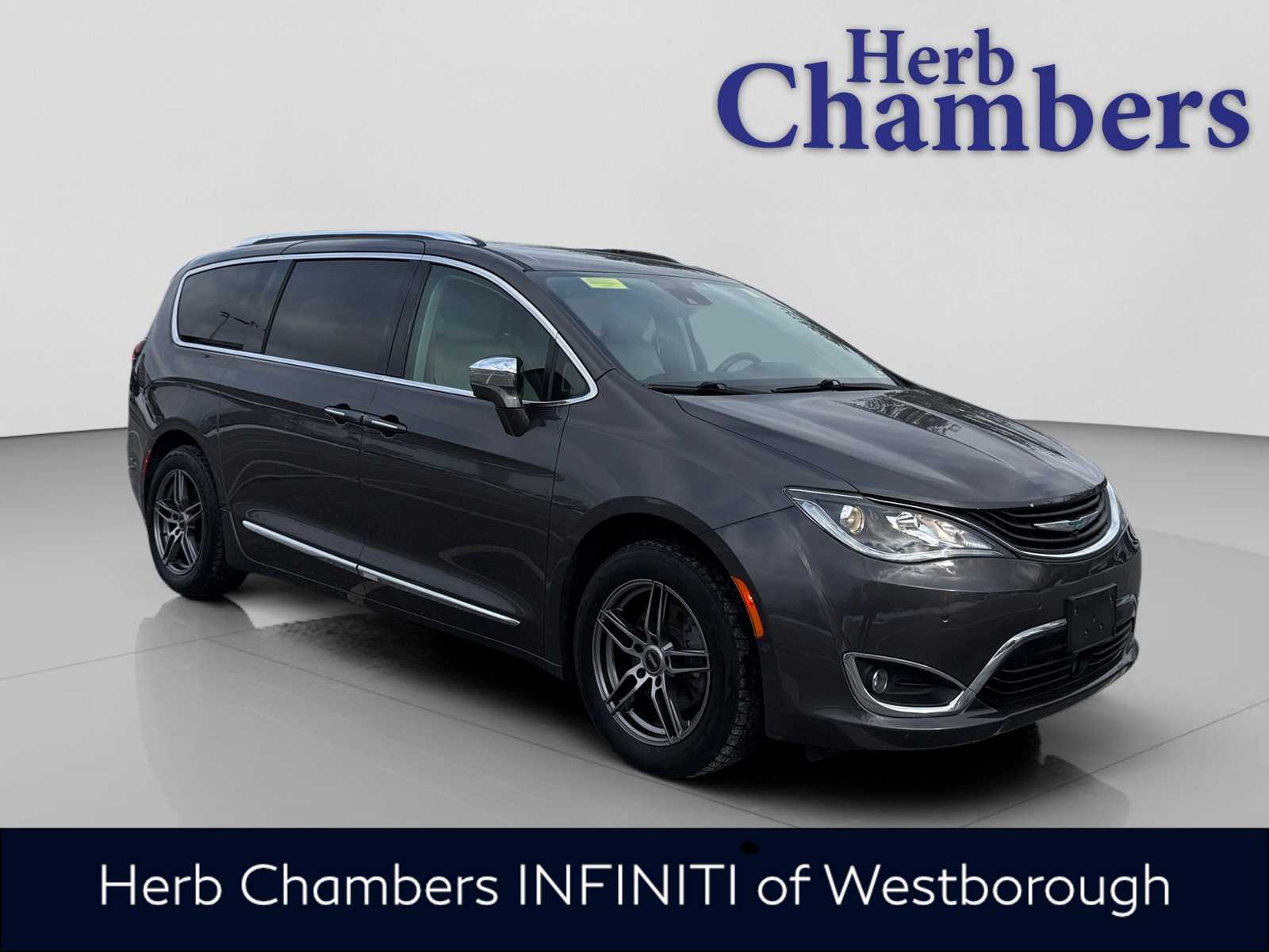 2018 Chrysler Pacifica Hybrid Limited's photo