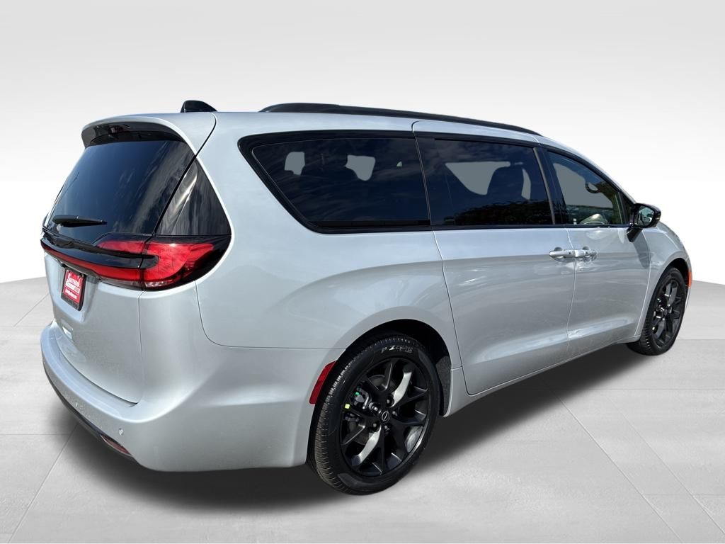 2026 Chrysler Pacifica photo 4