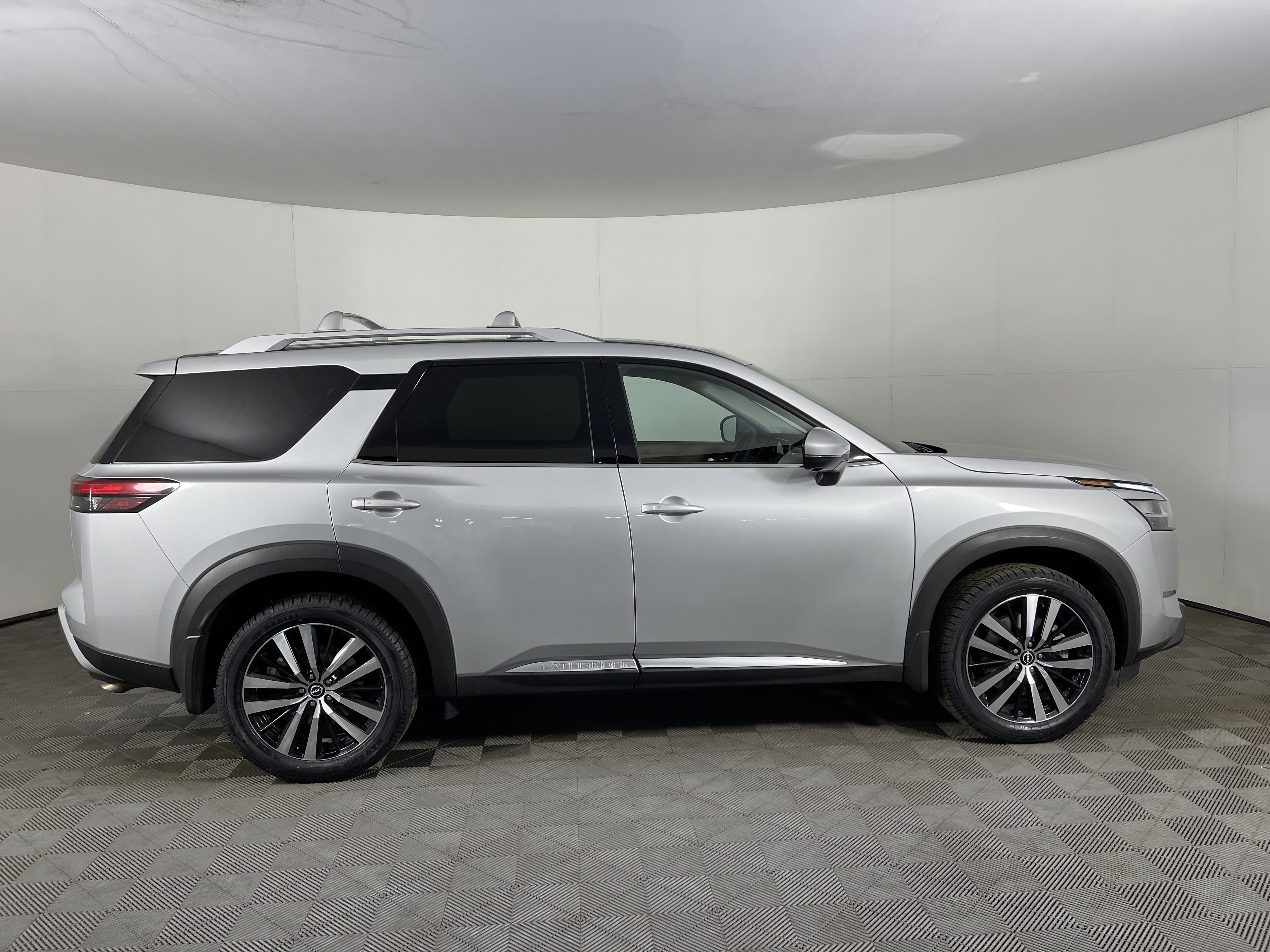 2023 Nissan Pathfinder Platinum photo 14