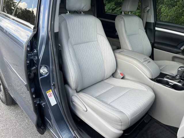 2018 Toyota Highlander LE photo 16