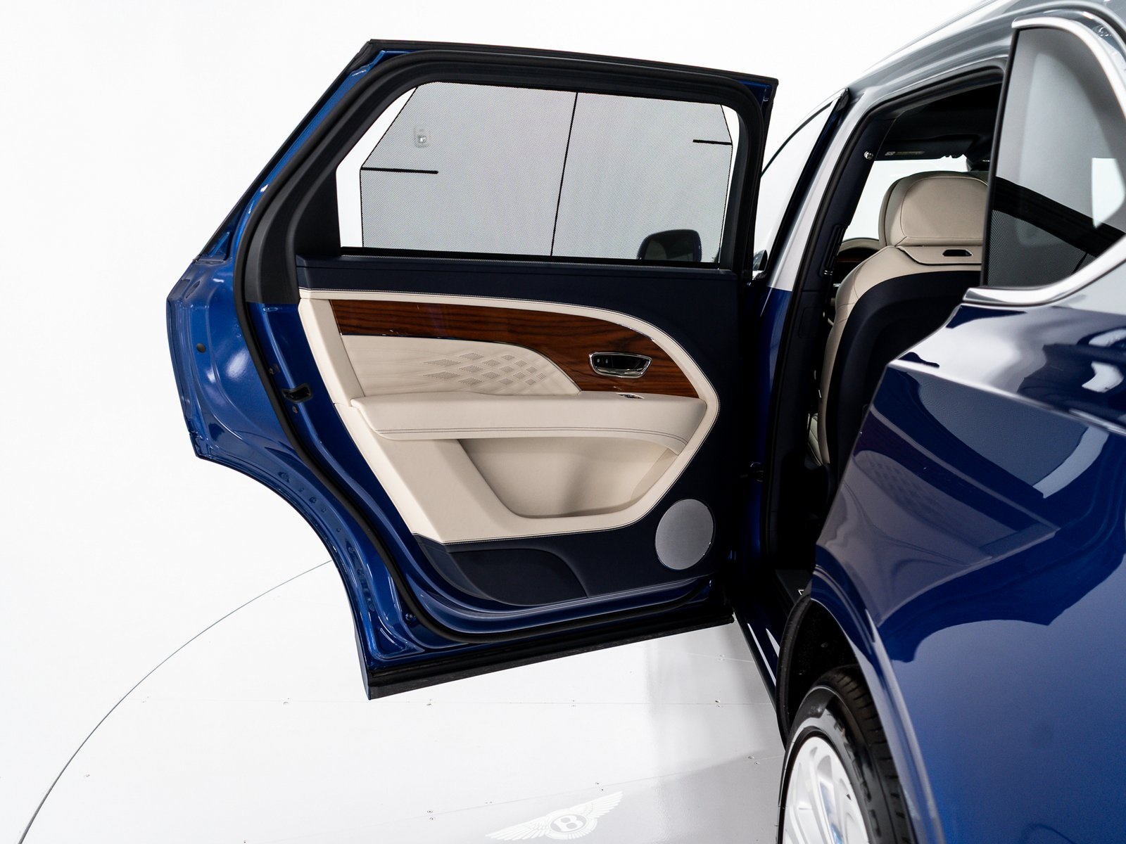 2025 Bentley Bentayga EWB Azure V8 photo 18