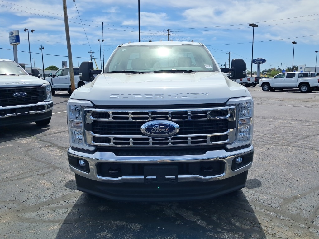 2025 Ford F-250 XLT photo 2