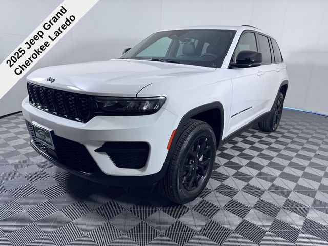2025 Jeep Grand Cherokee Laredo Altitude X photo 2