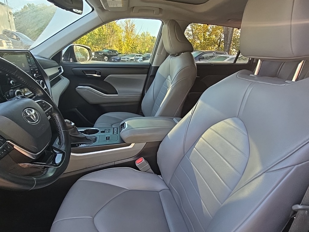 2021 Toyota Highlander XLE photo 13