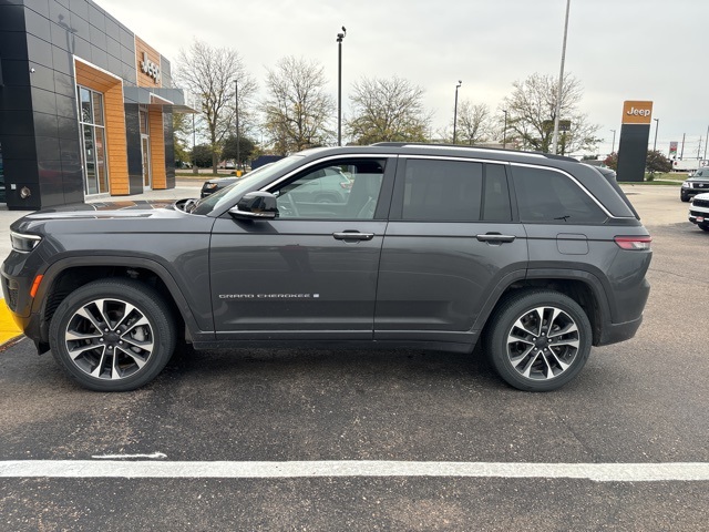 2022 Jeep Grand Cherokee Overland photo 2