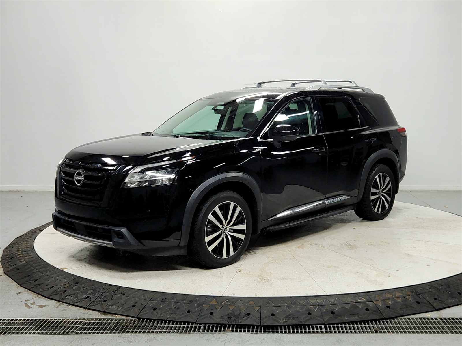 2024 Nissan Pathfinder Platinum photo 3