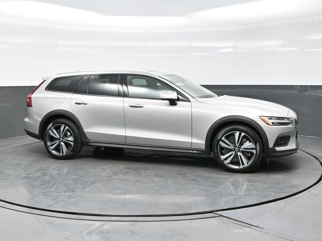 2025 Volvo V60 Cross Country B5 Plus photo 8