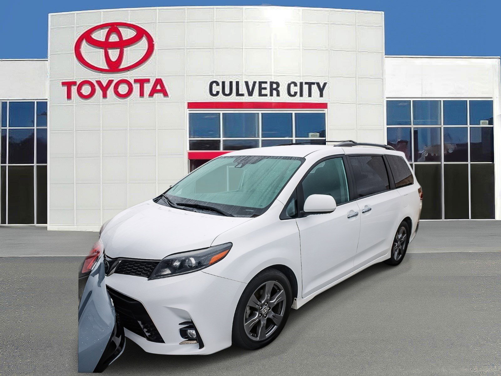 2020 Toyota Sienna SE's photo