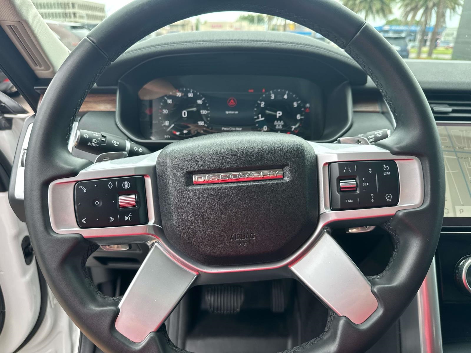 2024 Land Rover Discovery S photo 17