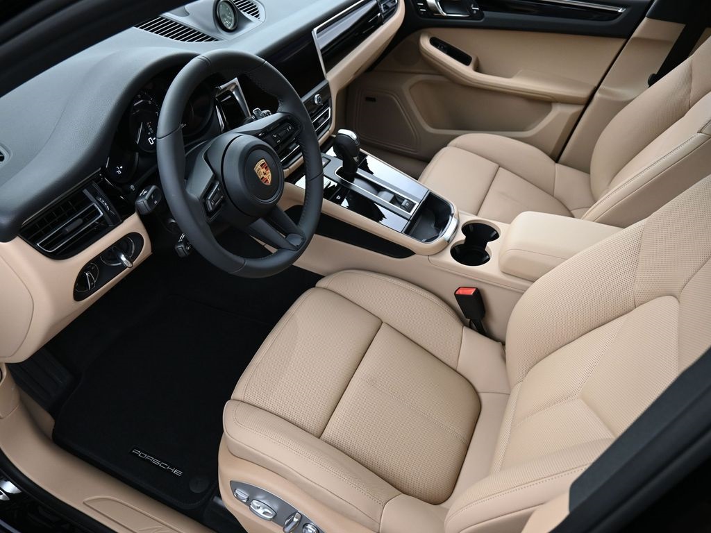 2025 Porsche Macan T photo 3