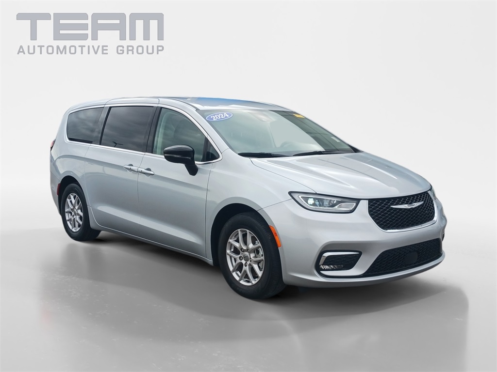 2024 Chrysler Pacifica Touring L's photo