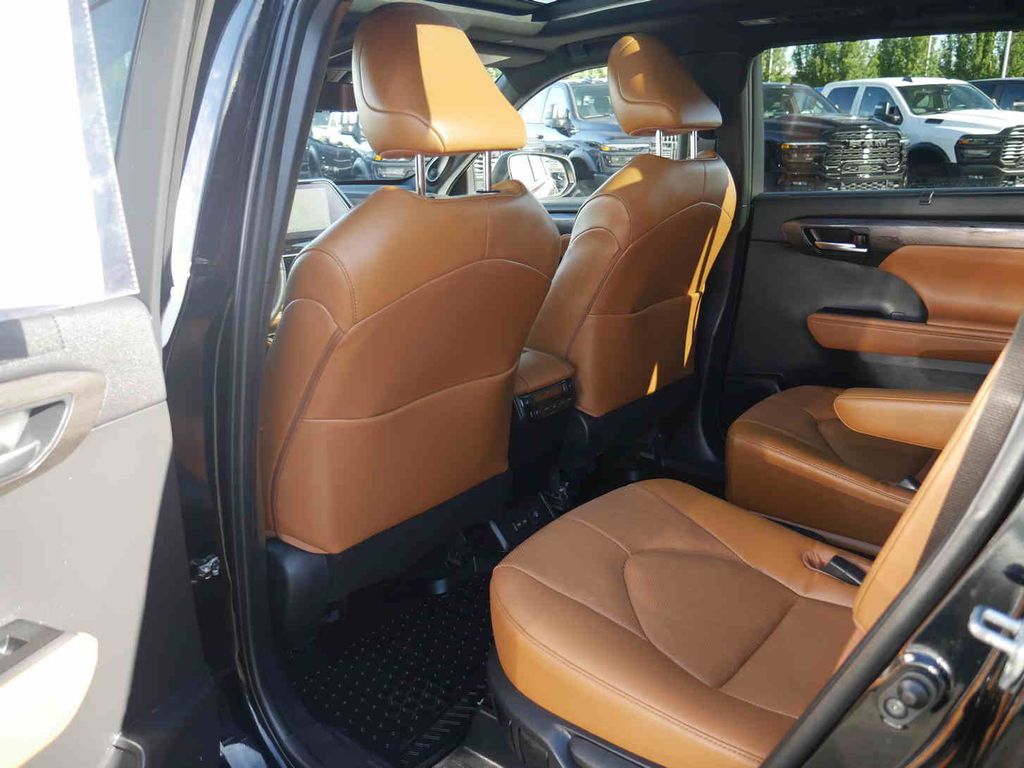 2023 Toyota Highlander LE photo 11